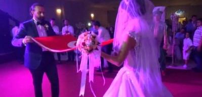 Gelinle damat salona yeni&ccedil;eri askeriyle girdi