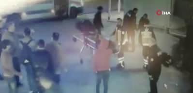 Gen&ccedil; kız metrelerce s&uuml;r&uuml;klendi! Korkun&ccedil; kaza kamerada