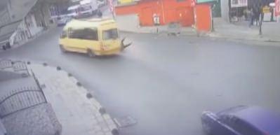 Gen&ccedil; kız tıka basa dolu yolcu minib&uuml;s&uuml;nden b&ouml;yle d&uuml;şt&uuml;