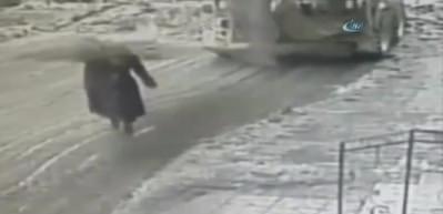 Gen&ccedil; &ouml;ğretmenin &uuml;zerine kar k&uuml;tlesi b&ouml;yle d&uuml;şt&uuml;!