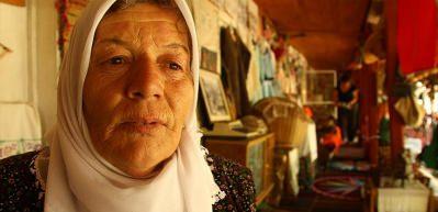 Gençler faydalansın diye evini kültürevine çevirdi