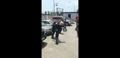 Gine Devlet Başkanı sokak ortasında bakanını tekme tokat d&ouml;vd&uuml;!