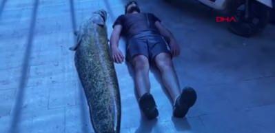 G&ouml;lde yakaladığı 1,5 metrelik yayın balıklarını, 21 bin liraya sattı