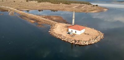G&ouml;l&uuml;n ortasındaki cami ibadete a&ccedil;ıldı