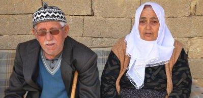 G&ouml;rme engelli baba oğluna ağlıyor