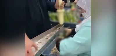 G&ouml;r&uuml;nt&uuml;ler b&uuml;y&uuml;k tepki &ccedil;ekmişti Yeni tartışma: Eldiven kullanılır mı?