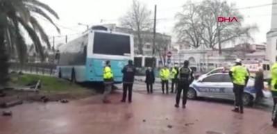 Aksaray'da otob&uuml;s tramvay yoluna girdi