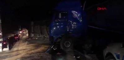 Bursa TIR devrildi, İstanbul-Bursa karayolu trafiğe kapandı 1 yaralı