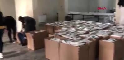 Evde tek kullanımlık tulum &uuml;reten 2 kişiye g&ouml;zaltı