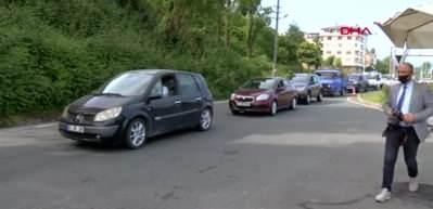 Rize'ye &ccedil;ay toplamaya gelenler şehre giriş yapıyor