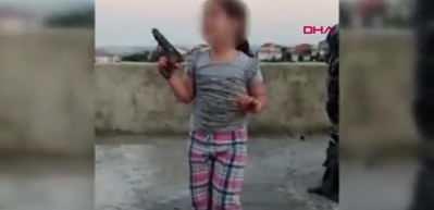 Sultangazi'de skandal g&ouml;r&uuml;nt&uuml;! &Ccedil;ocuğun eline tabanca verip ateş ettirdi
