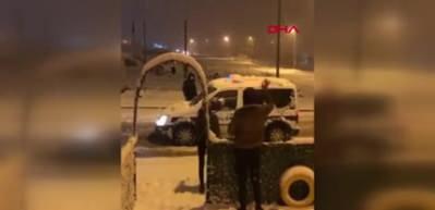 Vatandaş ile polisin 'kartopu' oyununa sosyal medyada ilgi