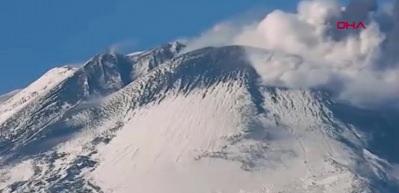 Etna Yanardağı yeniden harekete ge&ccedil;ti