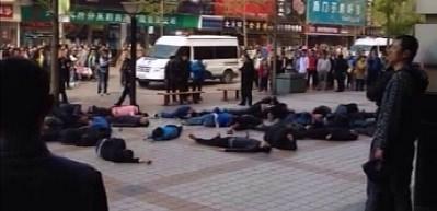 G&ouml;zler &ouml;n&uuml;nde toplu intihar girişimi