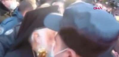 G&uuml;rcistan&rsquo;da din adamları ile cemaat arasında arbede: Balkon &ccedil;&ouml;kt&uuml;