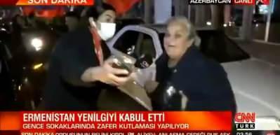 Yaşlı kadın sevincini b&ouml;yle paylaştı: Erdoğan baba diyeceğim bundan sonra