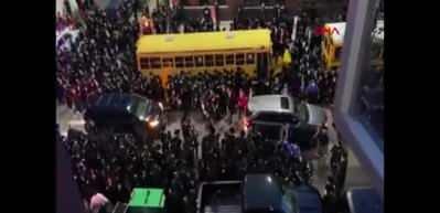 ABD'de d&uuml;zenlenen cenaze t&ouml;reninde sosyal mesafe hi&ccedil;e sayıldı