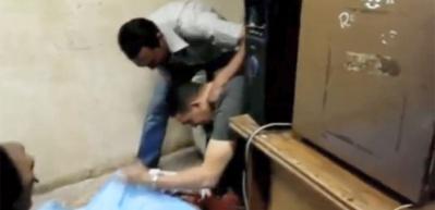 &Ouml;rt&uuml;n&uuml;n altındaki &ouml;l&uuml; arkadaşını g&ouml;r&uuml;nce...