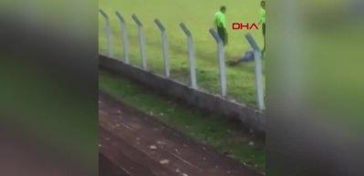 Hakem, kendisini iten taraftarı tek yumrukta yere serdi