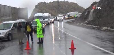 Hakkari-Van karayoluna kaya d&uuml;şt&uuml;