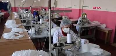 Hakkarili kadınlar maske ve tulum &uuml;retiyor