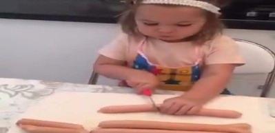 Hamaratlığı doğuştan gelen minik 