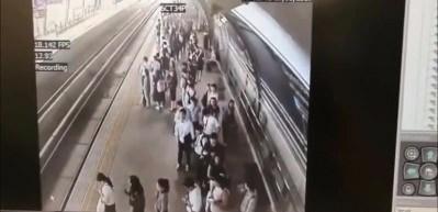 Hamile kadın rayların arasına d&uuml;şt&uuml; canından oldu