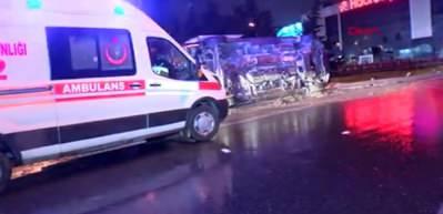 Hasta taşıyan ambulans devrildi, 1 hasta ve 1 sağlık &ccedil;alışanı yaralı