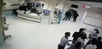 Hasta yakınlarının sağlık &ccedil;alışanlarına saldırı anı kameraya yansıdı