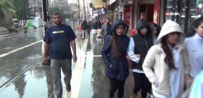 Hastalığına tanı konulamıyor! Kış ortasında b&ouml;yle geziyor