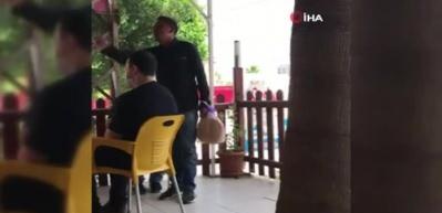 Hastane &ouml;nlerindeki zorba dilencilere vatandaş isyan etti, polis topladı