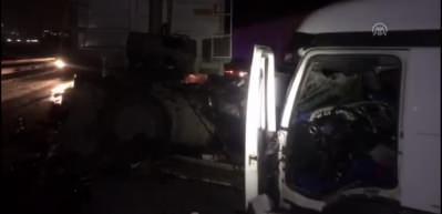 Hatay'da korkutan kaza! 2 tır &ccedil;arpıştı