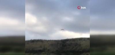 Havadaki paraş&uuml;t&ccedil;&uuml;y&uuml; g&ouml;ren gen&ccedil;lerin şiveli konuşmaları g&uuml;ld&uuml;rd&uuml;!