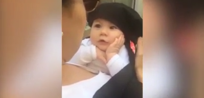 Hayranlıkla annesini dinleyen bebek rekor kırıyor