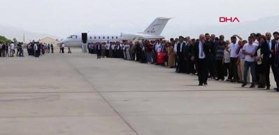 Hemşehrilerinden Binali Yıldırım'a havalimanında b&uuml;y&uuml;k s&uuml;rpriz