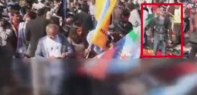 Herkes cesetlerin arasında g&uuml;lerek poz veren adamı merak ediyor!