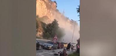 Heyelan olurken o mangal yapmaya devam etti!