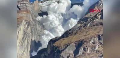Himalaya dağlarındaki çığ düşme anı kamerada