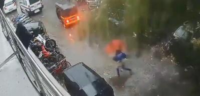 Hindistan&rsquo;da fırtınada devrilen ağacın altında kalmaktan saniyelerle kurtuldu