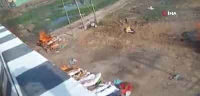 Hindistan&rsquo;da koronadan &ouml;lenler toplu olarak boş arazilerde yakılmaya devam ediyor