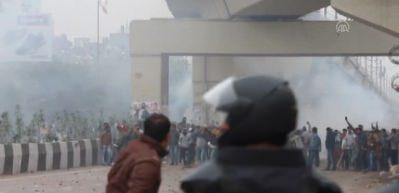 Hindistan'da protestolar s&uuml;r&uuml;yor