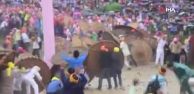 Hindistan&rsquo;da taş atma festivali: 100 yaralı