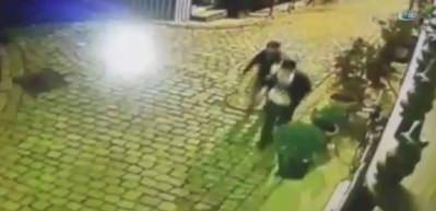 Hırsızı silah &ccedil;ekip su&ccedil;&uuml;st&uuml; yakaladı, polise teslim etti