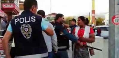 Hırsızlık ş&uuml;phelisinin yakınları hastane &ouml;n&uuml;nde olay &ccedil;ıkardı: 3'&uuml; polis 6 yaralı, 5 g&ouml;zaltı