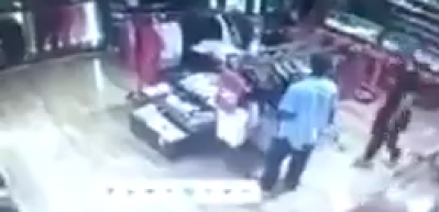 Hırsızlık yaparken yakaladı, tek yumrukta devirdi!