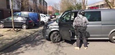Hollanda polisi bir binanın etrafını sardı!