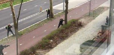 Hollanda polisinin saldırgana m&uuml;dahale anı kamerada!