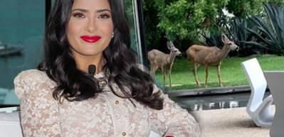 Hollywood yıldızı Salma Hayek evinin bah&ccedil;esine giren geyikleri sosyal medyada paylaştı!