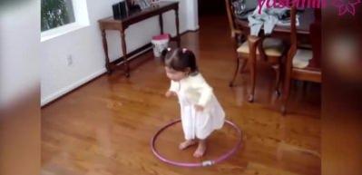 Hula hop &ccedil;evirmeye &ccedil;alışan sevimli minik