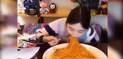 Hunharca erişte yiyen koreli kız
